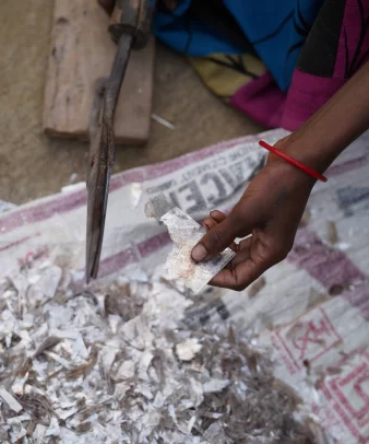 RAW MICA IS MILLED INTO SHIMMER FOR THE COSMETICS INDUSTRY. | PHOTOGRAPHED BY JACK PEARCE.