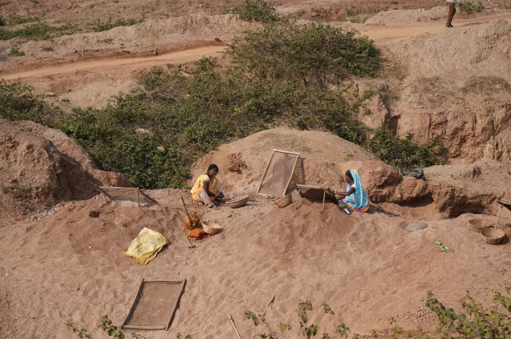 THE MICA MINED IN INDIA GIVES SHIMMER TO COSMETICS AND CAR PAINT. | PHOTOGRAPHED BY JACK PEARCE.
