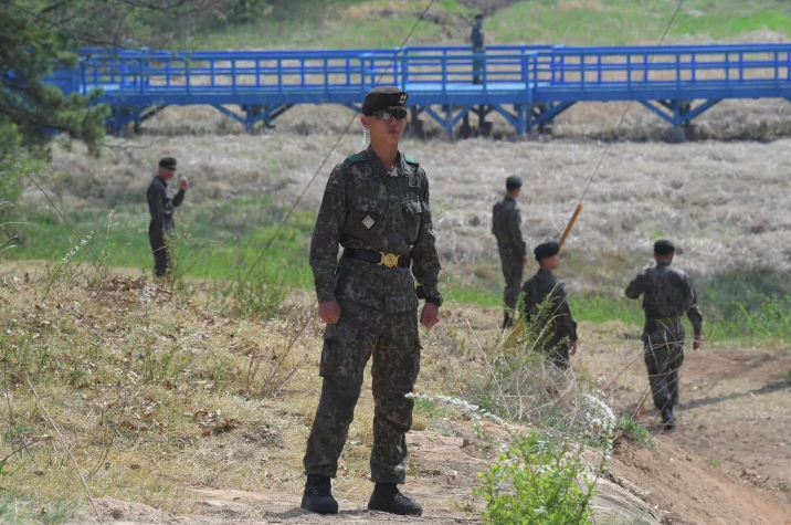 PHOTO: JUNG YEON-JE/AFP/GETTY IMAGES South Korean officers patrol the North Korean border.