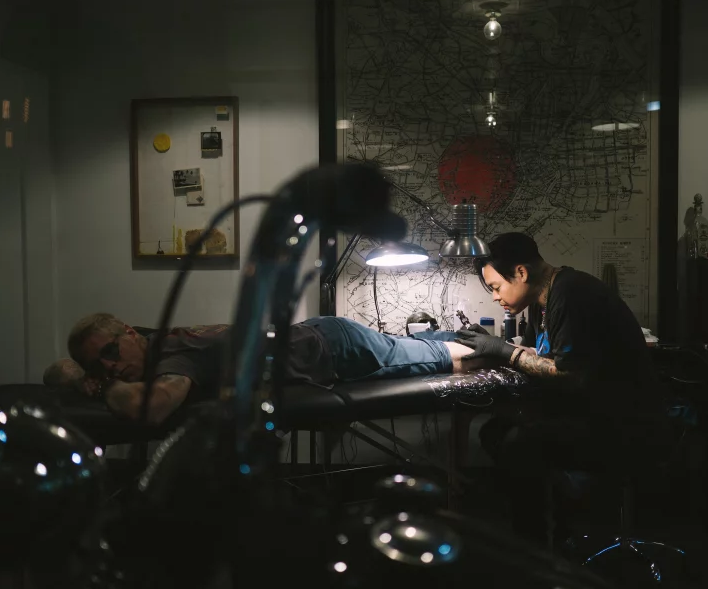PHOTO: COURTESY OF VICELAND.Dr. Woo giving a client a calf tattoo on tonight's episode of Tattoo Age.
